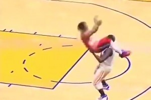 太搞了网友在2K模拟追梦在比赛中将普尔暴揍一顿！