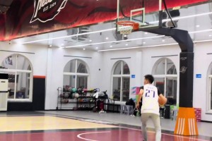 故意的？篮下无人防连续四投不中 这27号小老弟真够水的