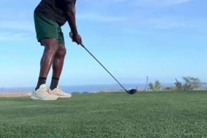 假期老头乐詹姆斯社媒晒出自己的高尔夫挥杆动作~