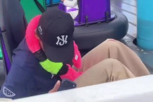 粉丝发现欧文在玩碰碰车！不得不说很接地气