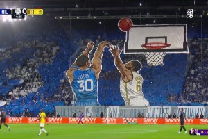 沙特德比惊现巨型TIFO致敬库里象征新月队轻松获得3分