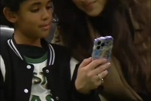 风情万种 霍福德老婆跟孩子交流，美人哦！