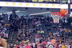 篮球被卡怎么办？这才是正确教学！